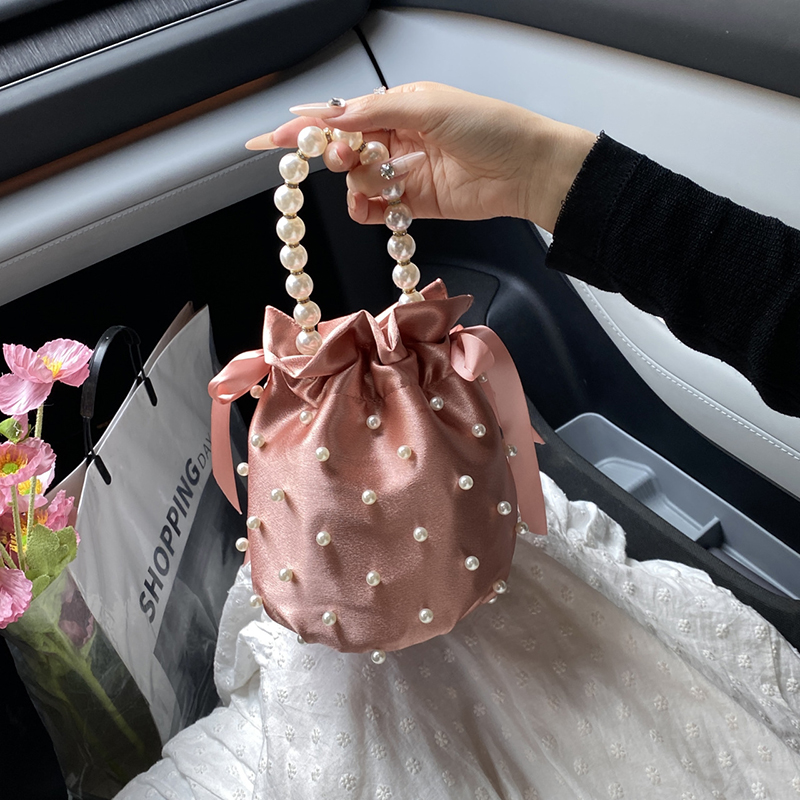Luxuriöse Perlen-Beuteltasche, – Luxury Bags Collection Bewertung und Preis