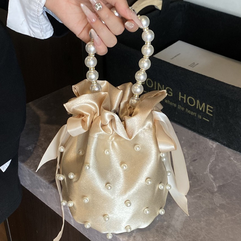 Luxuriöse Perlen-Beuteltasche, – Luxury Bags Collection Bewertung und Preis