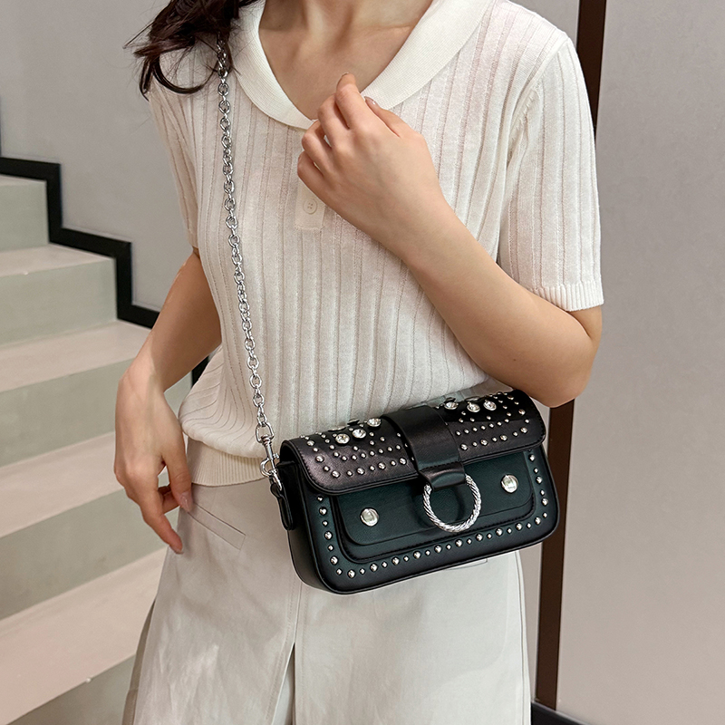 Luxuriöse Nieten-Schultertasch – Luxury Bags 2026 Trends Bewertung und Preis
